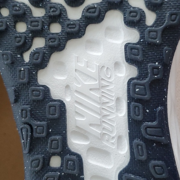 NIKE RUNNING SHOES - Picture 7 of 11